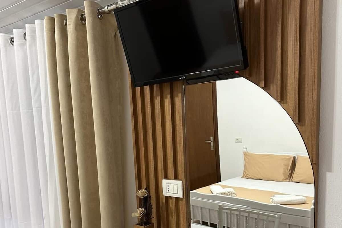 Habitación cuádruple | Escritorio, tabla de planchar con plancha, wifi gratis y ropa de cama
