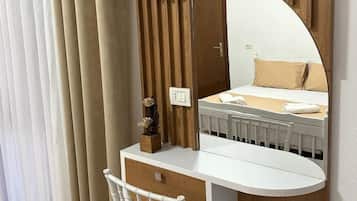 Escritorio, tabla de planchar con plancha, wifi gratis y ropa de cama