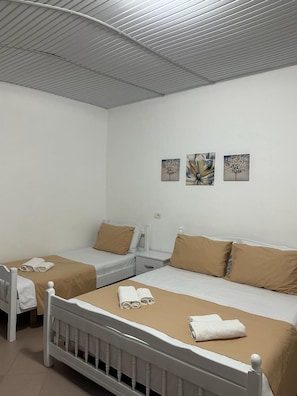 Quarto quádruplo | Escrivaninha, ferros/tábuas de passar roupa, Wi-Fi de cortesia