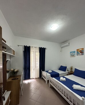 Bureau, fer et planche à repasser, Wi-Fi gratuit, draps fournis