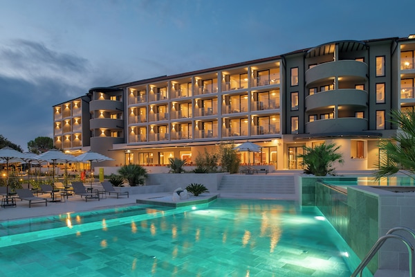 2 Außenpools, Sonnenschirme, Liegestühle