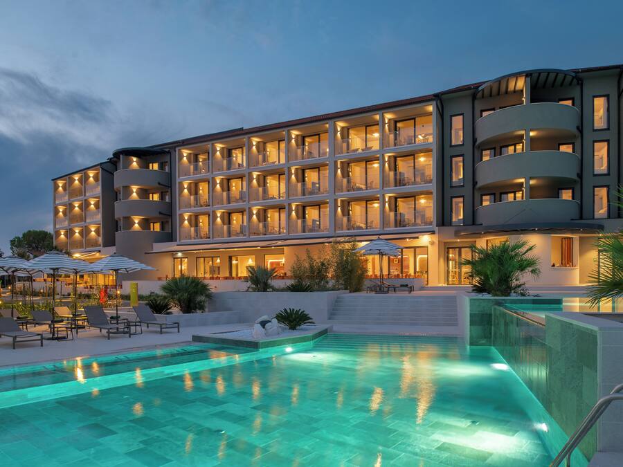 2 ulkouima-allasta, aurinkovarjoja, aurinkotuoleja