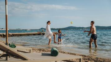 Una spiaggia nelle vicinanze