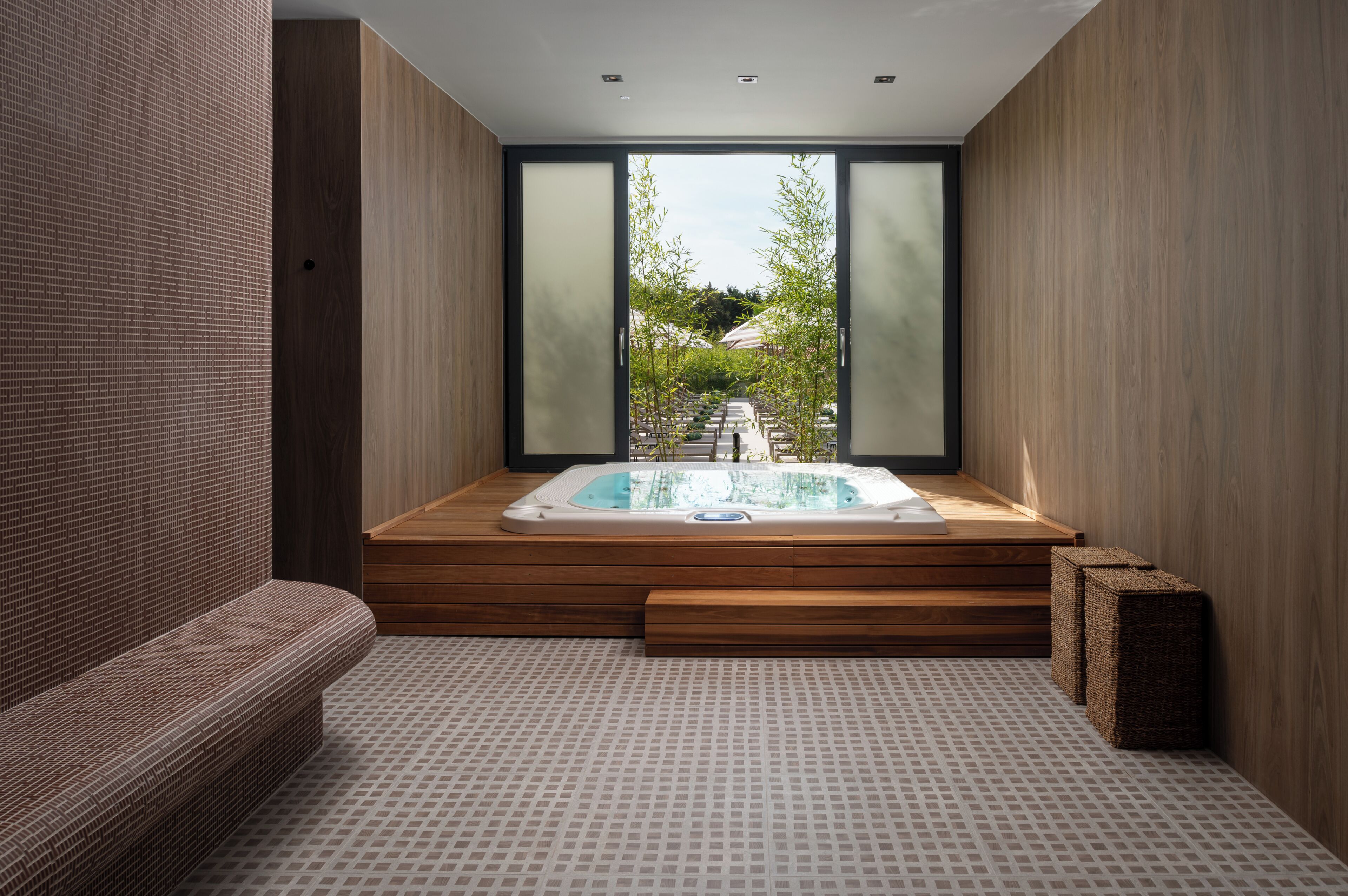 Sauna, hot tub, steam room, body treatments, aromatherapy