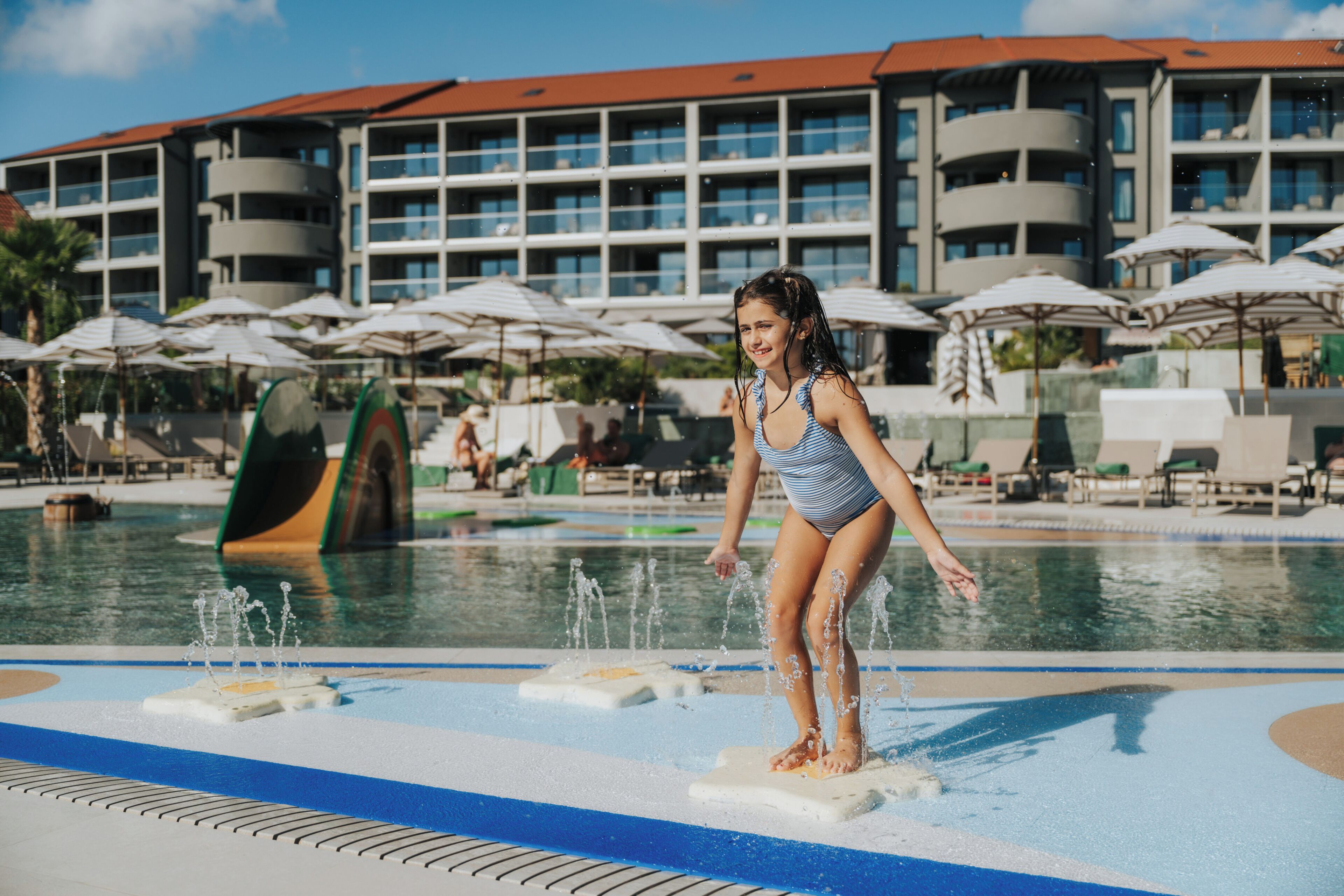 2 hồ bơi ngoài trời, dù/ô trên bãi biển/hồ bơi, ghế dài tắm nắng 