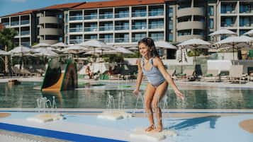 2 buitenzwembaden, parasols bij het zwembad en ligstoelen