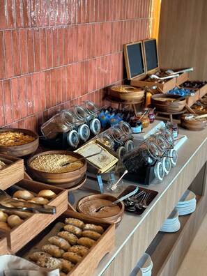 Desayuno buffet todos los días (con cargo) 