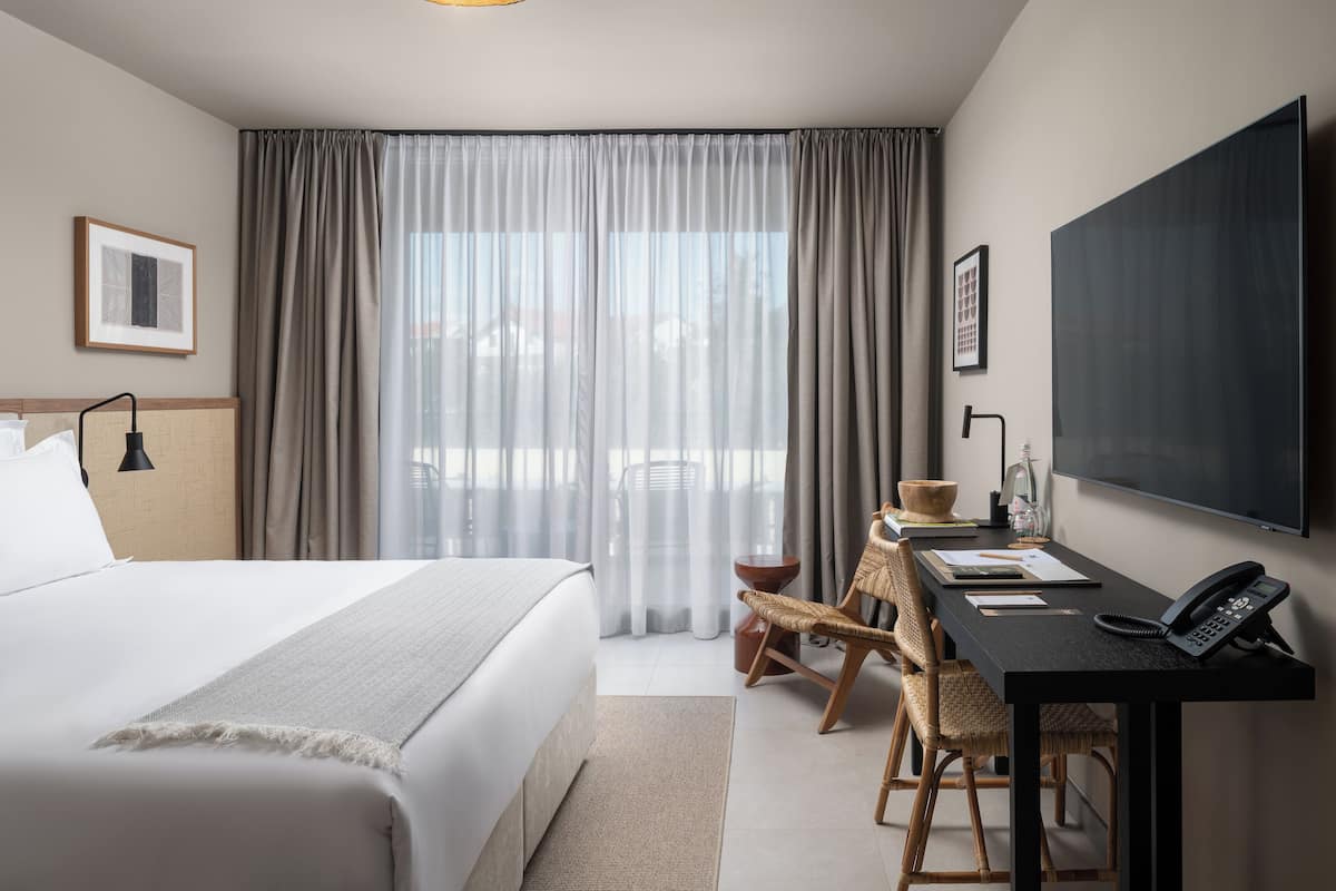 Superior Double Room, Balcony | 1 bedroom, in-room safe, desk, blackout curtains