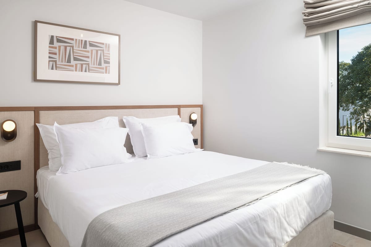 1 bedroom, in-room safe, desk, blackout curtains