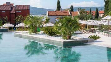 2 piscinas al aire libre, sombrillas, sillones reclinables de piscina