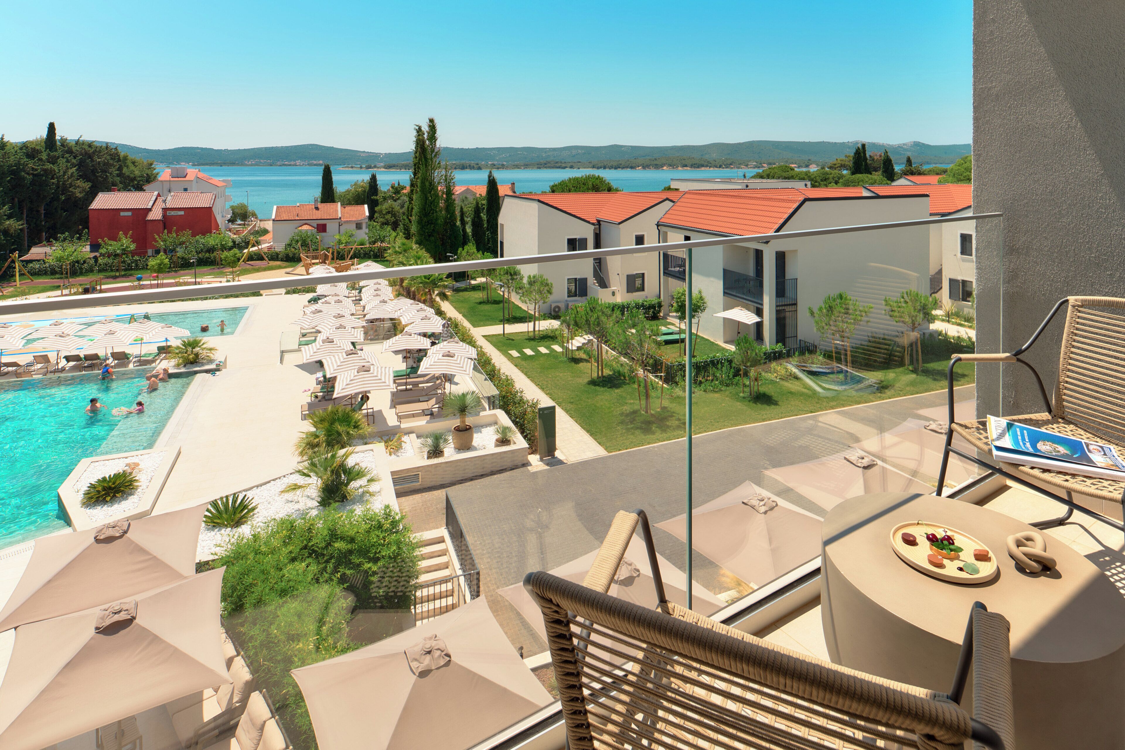 Familie suite, balkon, uitzicht op zee | Een kluis op de kamer, een bureau, verduisterende gordijnen