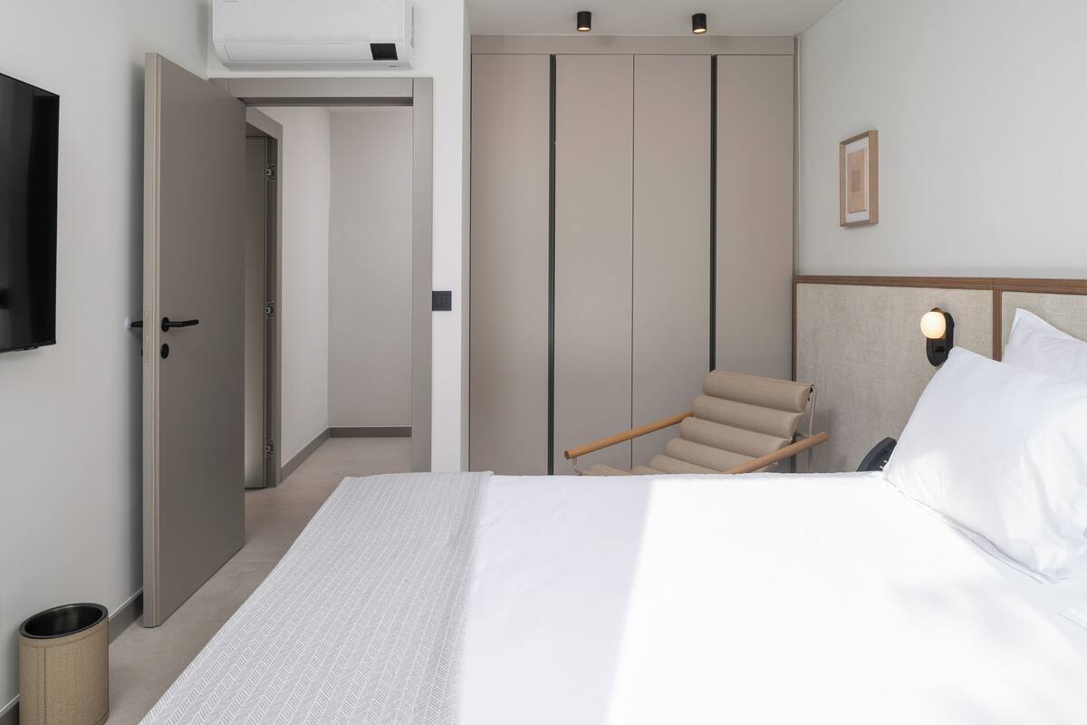 Apartemen Premium, 2 kamar tidur, patio, area taman | Brankas, meja kerja, tirai kedap cahaya, dan setrika/meja setrika