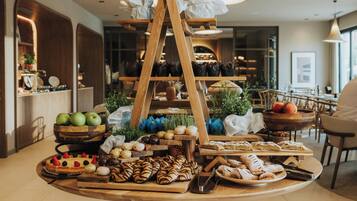 Bữa sáng buffet hàng ngày với phụ phí nhỏ