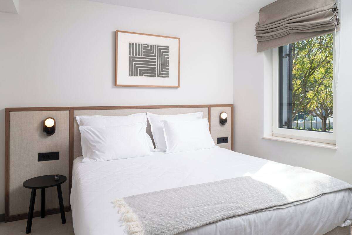Apartemen Premium, 2 kamar tidur | Brankas, meja kerja, tirai kedap cahaya, dan setrika/meja setrika