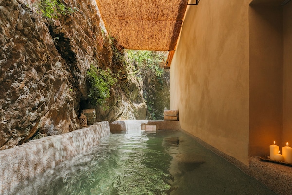 Een sauna, een bubbelbad, een stoombad, lichaamsbehandelingen