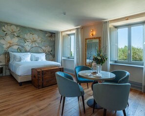 Junior-sviitti | Ylelliset vuodevaatteet, untuvapeitot, minibaari, tallelokero huoneessa