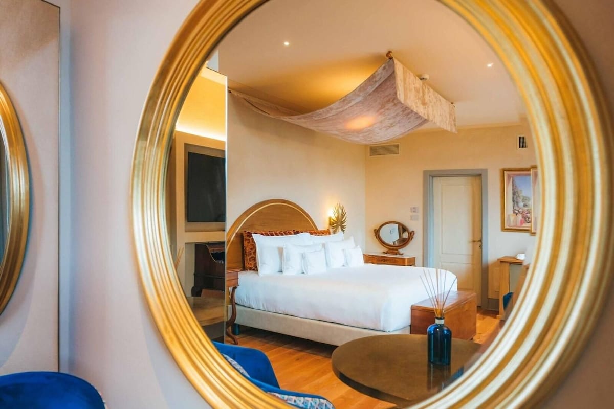 Roupas de cama premium, edredons de pluma, frigobar, cofres nos quartos