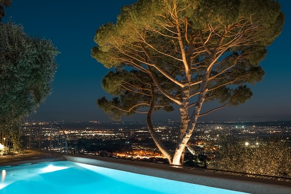 Piscine extérieure, parasols de plage, chaises longues