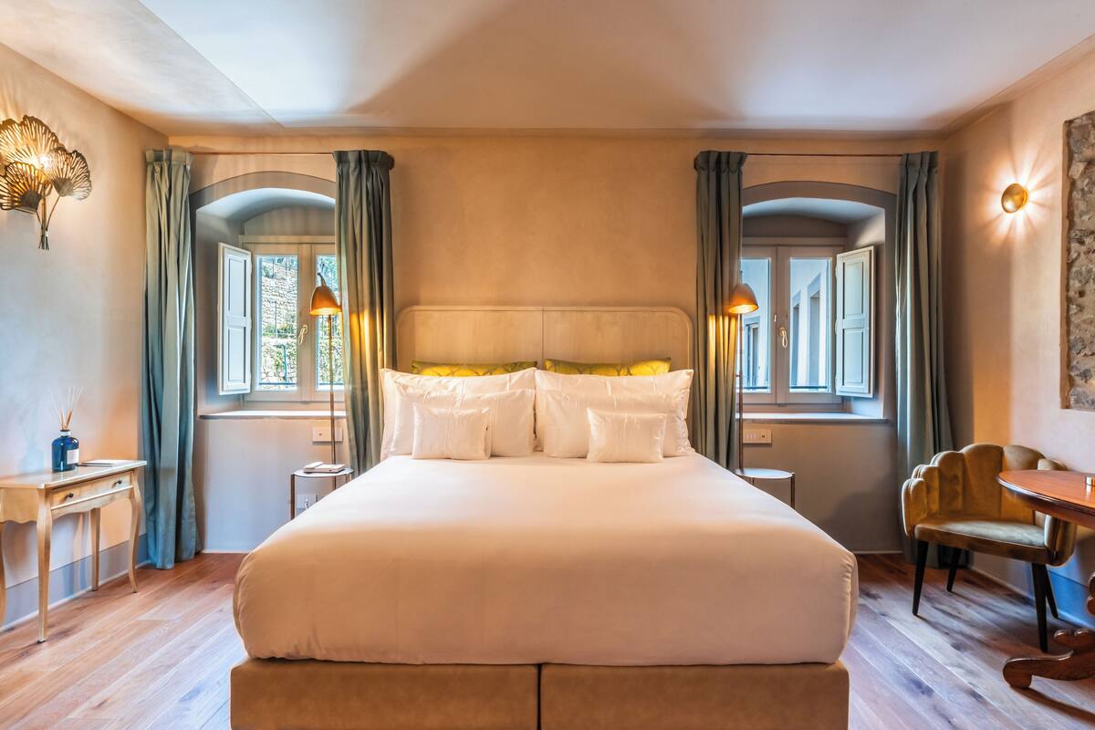 Premium bedding, down duvets, minibar, in-room safe