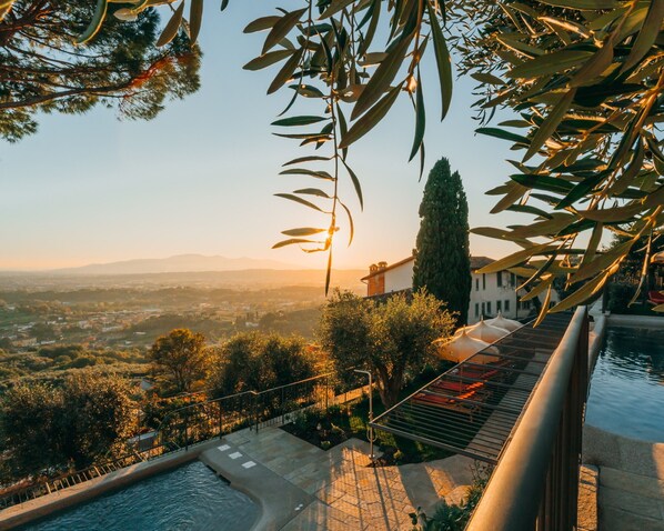 Ulkouima-allas avoinna 9.00–20.00, aurinkovarjoja, aurinkotuoleja