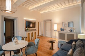 Sviitti | Oleskelualue | 55–tuumainen LCD-televisio, jossa digitaalikanavat