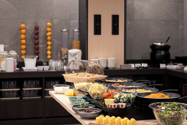 Daily buffet breakfast (JPY 1800 per person)