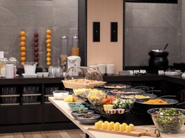 Daily buffet breakfast (JPY 1800 per person)