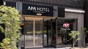 APA HOTEL con un letrero de TKP Dining Cafe.