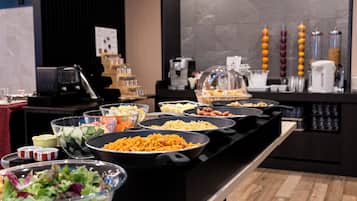 Daily buffet breakfast (JPY 1800 per person)