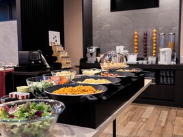 Daily buffet breakfast (JPY 1800 per person)