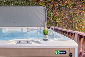 Outdoor spa tub - Sedona Bliss at Canyon Mesa Country Club (Sedona)