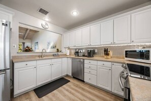 Jääkaappi, mikroaaltouuni, uuni, liesi