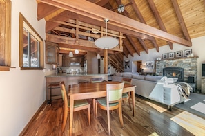 Dining - Monthly Lease - Evergreen By Tahoe Getaways  - Hot Tub, Pet Friendly! (Truckee)