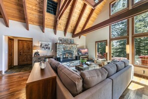 Smart TV, fireplace - Monthly Lease - Evergreen By Tahoe Getaways  - Hot Tub, Pet Friendly! (Truckee)