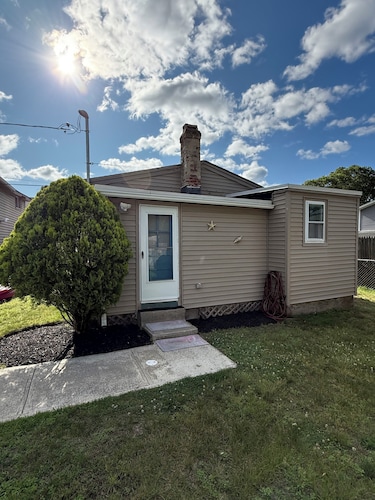This house is a 1 bedroom(s), 1 bathrooms, located in Warwick, RI.