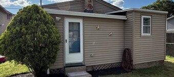 This house is a 1 bedroom(s), 1 bathrooms, located in Warwick, RI.