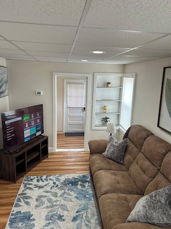 Smart TV. This house is a 1 bedroom(s), 1 bathrooms, located in Warwick, RI.