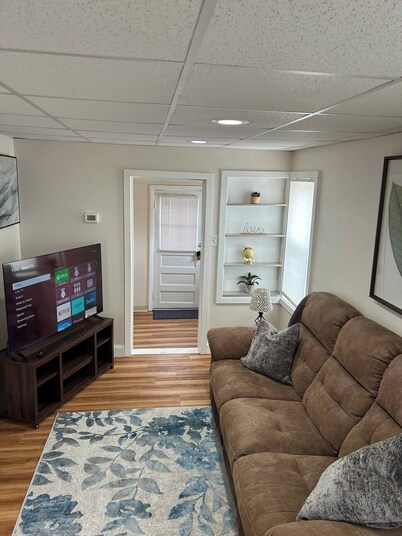 This house is a 1 bedroom(s), 1 bathrooms, located in Warwick, RI.