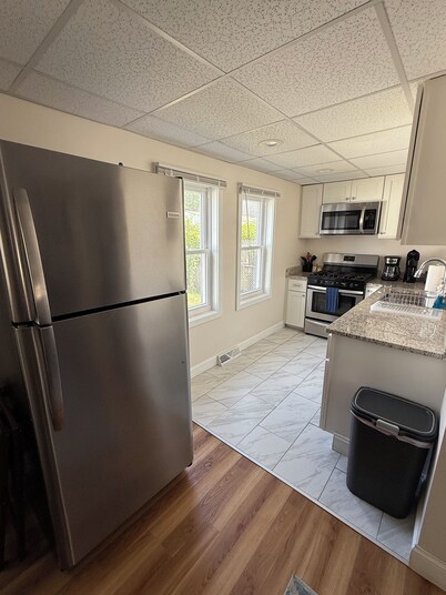 This house is a 1 bedroom(s), 1 bathrooms, located in Warwick, RI.