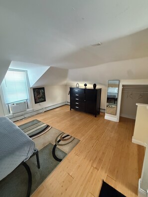 1 soverom, skrivebord, wi-fi (inkludert) og sengetøy