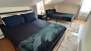 Une chambre à coucher avec un lit, un bureau et une chaise.