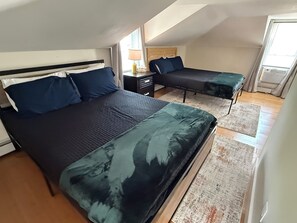 Ein Schlafzimmer mit einem Bett, einem Schreibtisch und einem Stuhl.