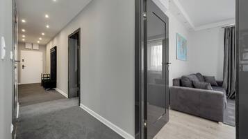 Apartment, 3 Bedrooms, 2 Bathrooms | Living area