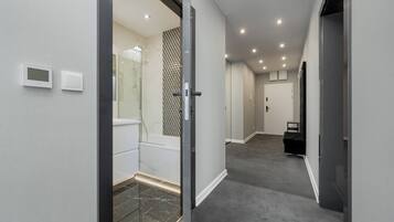 Apartment, 3 Bedrooms, 2 Bathrooms | Living area
