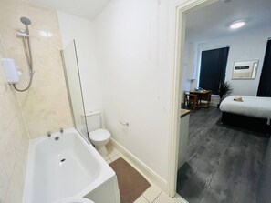 Studio | Bathroom | Shower, hair dryer, towels - Central Stylish Studio in Liverpool City Centre (Liverpool)