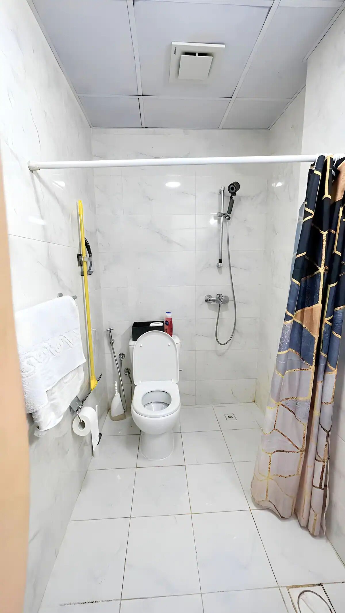 Regadera, secadora de cabello, toallas, jabón 