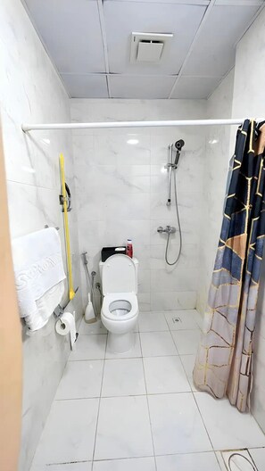 Dusche, Haartrockner, Handtücher, Seife