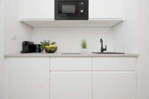 Studio, Balkon | Wohnzimmer | 50-Zoll-Smart-TV mit Kabelempfang