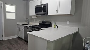 Een koelkast, een microgolfoven, een oven, een kookplaat