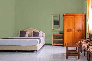 Deluxe Suite | Desk, free WiFi, bed sheets - Capital O 93949 Hotel Popuci By Pupa Hospitality (Cilimus)